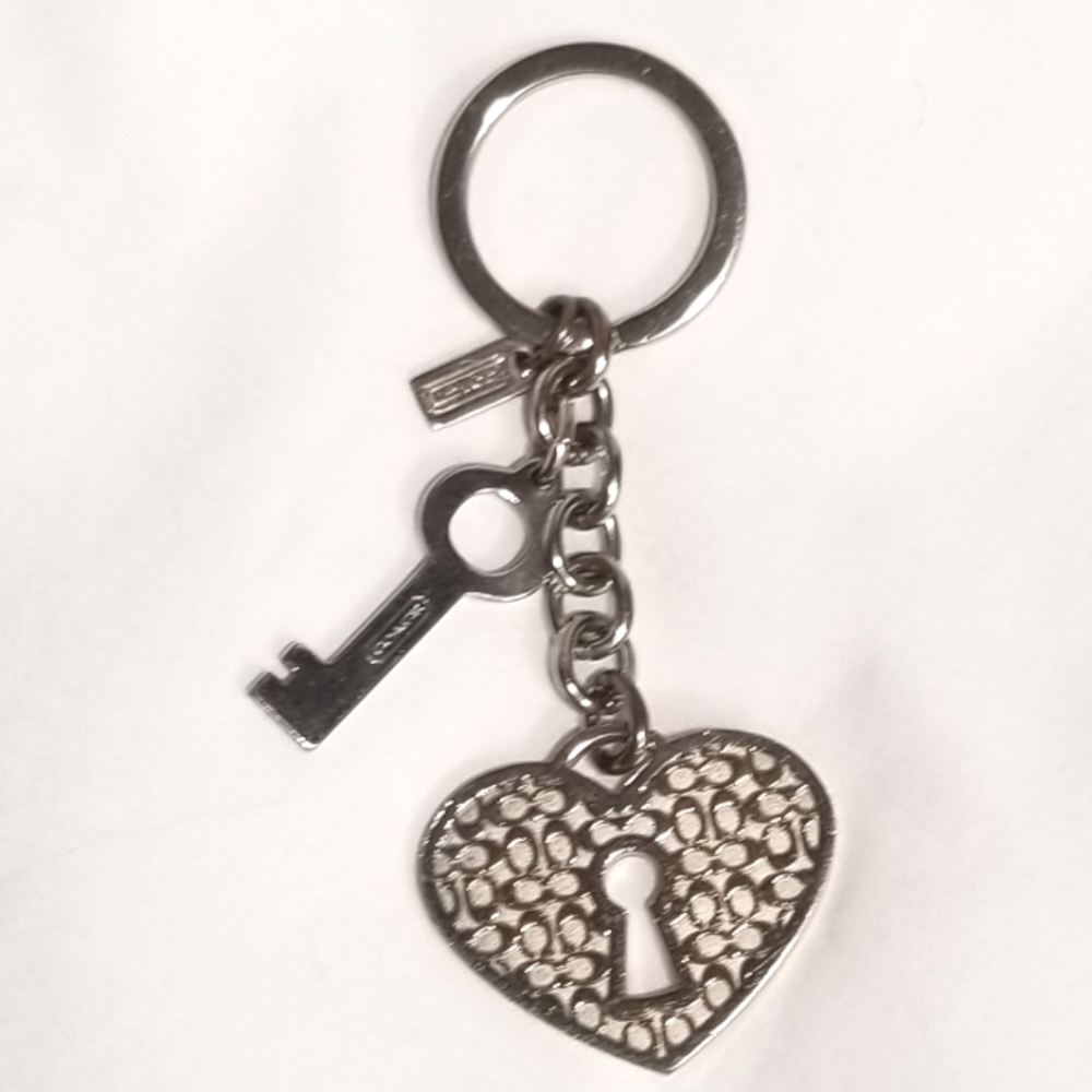 COACH Miranda Signature C Silver Keychain-KEY FOB HEART LOCK & KEY 92885